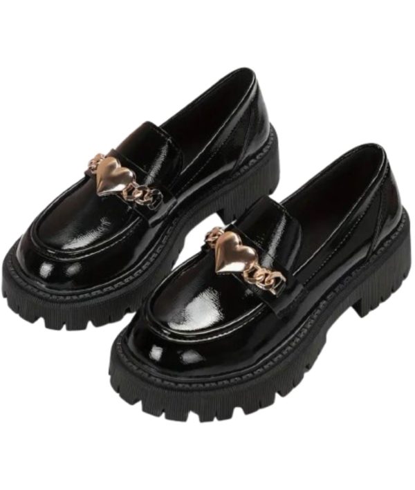 mocassins en cuir verni avec design de cœur