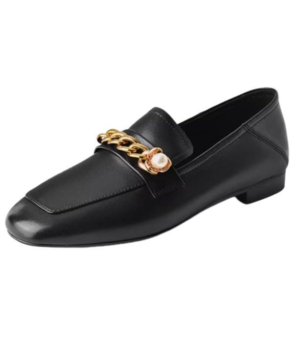 mocassins vernis à petits talons et chaîne